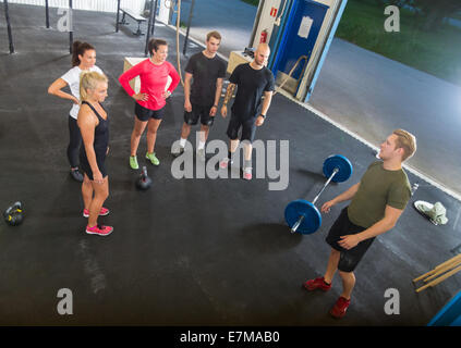 Männlichen Trainer im Gespräch mit Athleten im Fitness-Studio Stockfoto