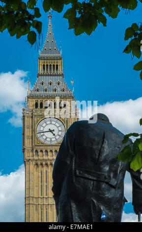 Statue von Winston Churchill in Parliament Square mit dem Elizabeth Tower und dem Parlament hinter Stockfoto