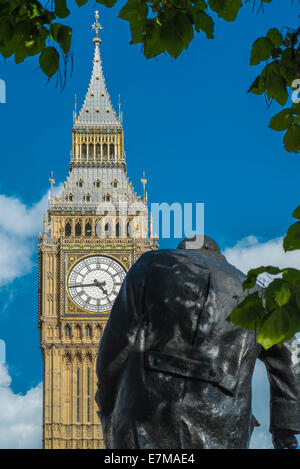 Statue von Winston Churchill in Parliament Square mit dem Elizabeth Tower und dem Parlament hinter Stockfoto