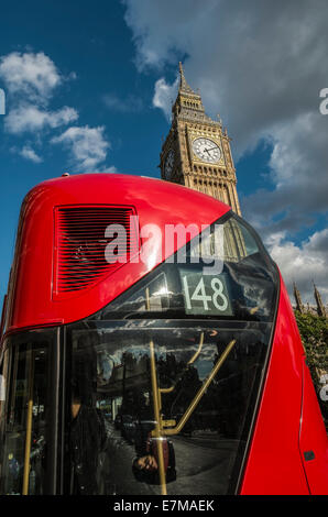 Weitergabe von Parlament von Westminster Bridge London-bus Stockfoto