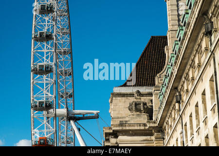 Details des London Eye mit tiefblauem Himmel Stockfoto