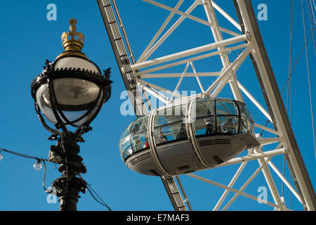 Details des London Eye mit tiefblauem Himmel Stockfoto