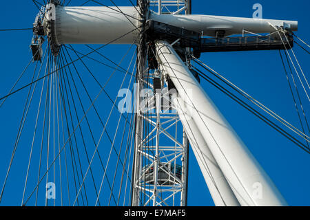 Details des London Eye mit tiefblauem Himmel Stockfoto