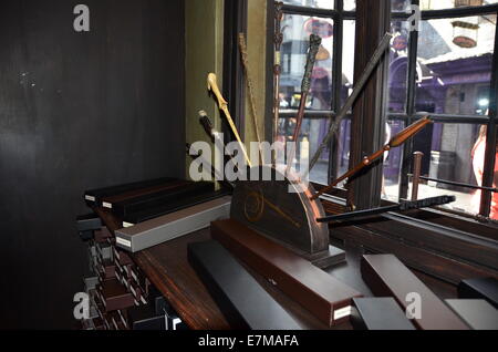 Zauberstab Shop in der Winkelgasse in die Zauberwelt von Harry Potter Expansionsleiter Universal Studios in Orlando, Florida, USA. Stockfoto