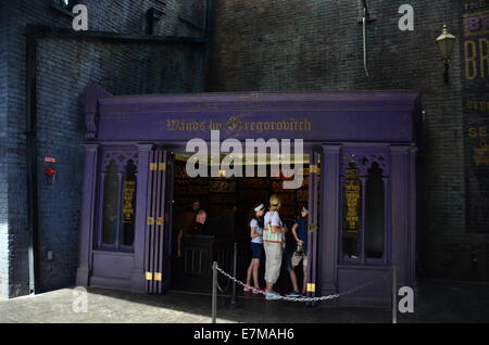 Zauberstab Shop in der Winkelgasse in die Zauberwelt von Harry Potter Expansionsleiter Universal Studios in Orlando, Florida, USA. Stockfoto