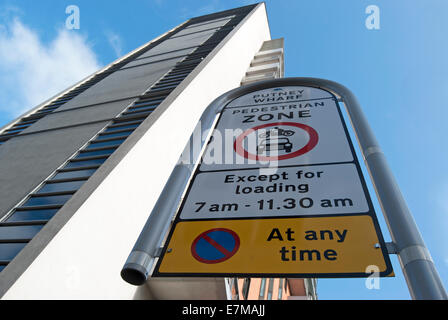 Zeichen für Fußgängerzone, Ladezeiten und kein warten am Putney wharf in London, England, mit Putney Wharf Tower im Hintergrund Stockfoto