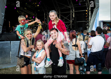 Eine Familie Spaß am Brownstock Festival in Essex. Stockfoto