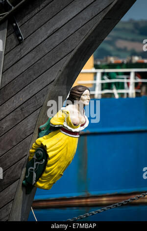 Eine traditionelle hölzerne Galionsfigur auf dem Bug eines Segelschiffes. Stockfoto