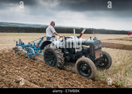 Ein Landwirt in einem Pflügen Wettbewerb auf die Echse in Cornwall konkurrieren. Stockfoto