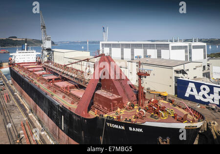 Die Yeoman Bank, ein selbst entladen Massengutfrachter im Trockendock Falmouth Nr. 2. Stockfoto