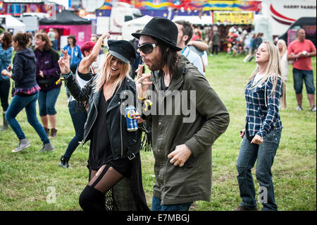 FestivalbesucherInnen amüsieren sich auf dem Brownstock Festival in Essex. Stockfoto