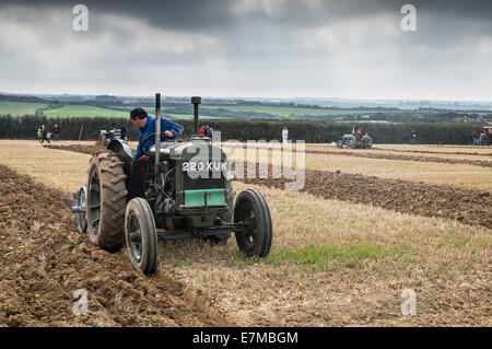 Ein Landwirt in einem Pflügen Wettbewerb auf die Echse in Cornwall konkurrieren. Stockfoto