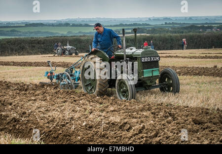 Ein Landwirt in einem Pflügen Wettbewerb auf die Echse in Cornwall konkurrieren. Stockfoto