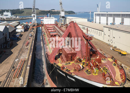 Die Yeoman Bank, ein selbst entladen Massengutfrachter im Trockendock Falmouth Nr. 2. Stockfoto