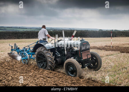 Ein Landwirt in einem Pflügen Wettbewerb auf die Echse in Cornwall konkurrieren. Stockfoto