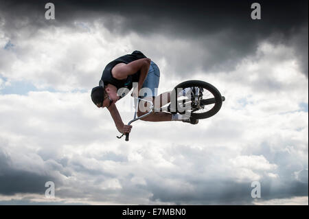 Ein BMX-Fahrer auf dem Brownstock Festival in Essex. Stockfoto