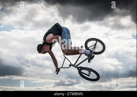 Ein BMX-Fahrer auf dem Brownstock Festival in Essex. Stockfoto
