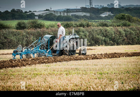 Der Landwirtschaft - ein Landwirt in einem Pflügen Wettbewerb auf die Echse in Cornwall konkurrieren. Stockfoto