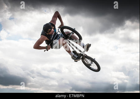 Ein BMX-Fahrer auf dem Brownstock Festival in Essex. Stockfoto