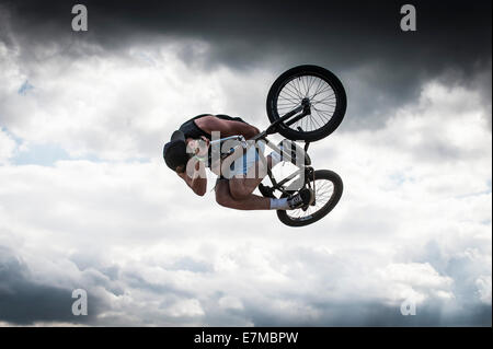 Ein BMX-Fahrer auf dem Brownstock Festival in Essex. Stockfoto