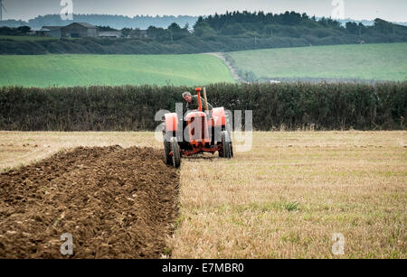 Ein Landwirt in einem Pflügen Wettbewerb auf die Echse in Cornwall konkurrieren. Stockfoto