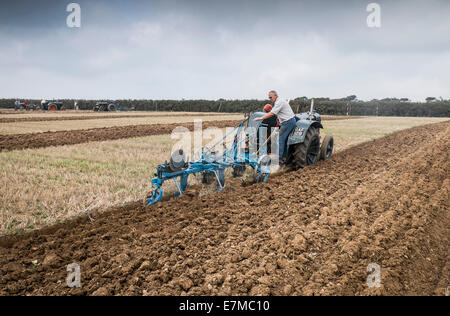 Ein Landwirt in einem Pflügen Wettbewerb auf die Echse in Cornwall konkurrieren. Stockfoto