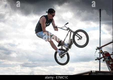 Ein BMX-Fahrer auf dem Brownstock Festival in Essex. Stockfoto