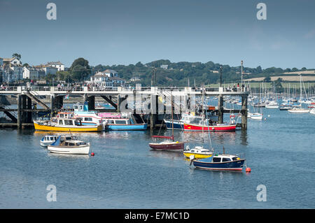 Boote vertäut an der Prince Of Wales Pier in Falmouth. Stockfoto