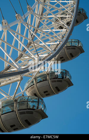 Details des London Eye mit tiefblauem Himmel Stockfoto