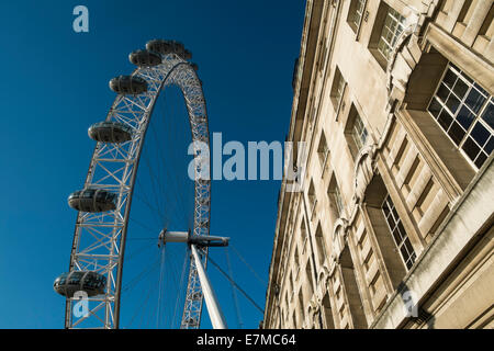 Details des London Eye mit tiefblauem Himmel Stockfoto