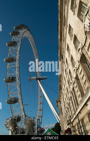 Details des London Eye mit tiefblauem Himmel Stockfoto