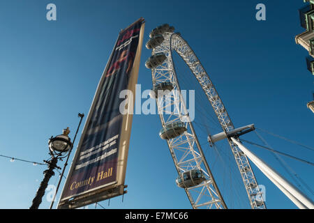 Details des London Eye mit tiefblauem Himmel Stockfoto