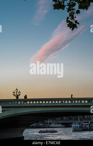 Eine rote London Bus-Geschwindigkeiten über Westminster Bridge in der Sommer-Dämmerung. Stockfoto