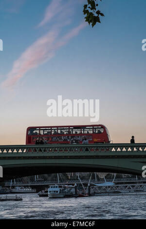 Eine rote London Bus-Geschwindigkeiten über Westminster Bridge in der Sommer-Dämmerung. Stockfoto