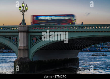 Eine rote London Bus-Geschwindigkeiten über Westminster Bridge in der Sommer-Dämmerung. Stockfoto