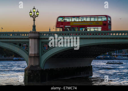 Eine rote London Bus-Geschwindigkeiten über Westminster Bridge in der Sommer-Dämmerung. Stockfoto