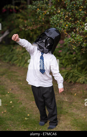 Kinder tragen Darth Vader Helm Stockfoto