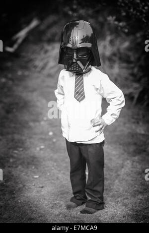 Kinder tragen Darth Vader Helm Stockfoto