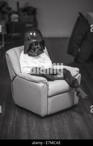 Kinder tragen Darth Vader Helm Stockfoto