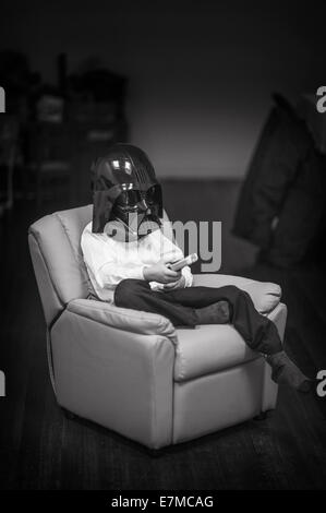 Kinder tragen Darth Vader Helm Stockfoto