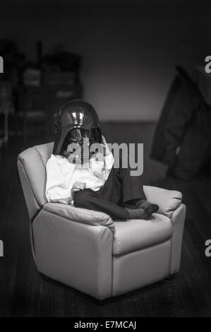 Kinder tragen Darth Vader Helm Stockfoto