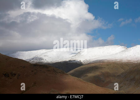 Sturm und Dusche Wolken über den Schnee begrenzt Gipfel des Lakelandpoeten vom Helm Crag über Grasmere Cumbria England Stockfoto