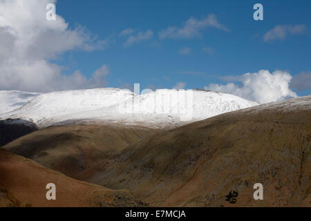 Sturm und Dusche Wolken über den Schnee begrenzt Gipfel des Lakelandpoeten vom Helm Crag über Grasmere Cumbria England Stockfoto