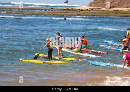 Sydney, Australien. 21. Sep, 2014. Teilnehmer können Paddleboards, Ocean-Kajaks und Ausleger. Moderiert wird die Veranstaltung durch die Newport Kinghorn Surf Racing Academy. Bildnachweis: Martin Beere/Alamy Live News Stockfoto