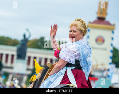 München, Deutschland. 21. Sep, 2014. "Bräurosl" beteiligt sich an dem Kostüm und shooting Club Parade auf dem Oktoberfest in München (Bayern), Deutschland, 21. September 2014. Das Bierfest läuft von 20 September bis 05. Oktober. : Bildnachweis Marc Müller/Dpa: Dpa picture-Alliance/Alamy Live News Stockfoto