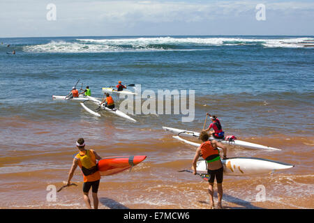 Sydney, Australien. 21. Sep, 2014. Reef2Reeef 10km paddeln von langen Riff nach Newport Beach, können Teilnehmer Paddleboards, Ocean-Kajaks und Ausleger. Moderiert wird die Veranstaltung durch die Newport Kinghorn Surf Racing Academy. Bildnachweis: Martin Beere/Alamy Live News Stockfoto