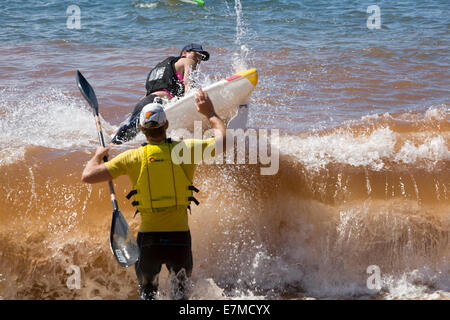 Sydney, Australien. 21. Sep, 2014. Teilnehmer können Paddleboards, Ocean-Kajaks und Ausleger. Moderiert wird die Veranstaltung durch die Newport Kinghorn Surf Racing Academy. Bildnachweis: Martin Beere/Alamy Live News Stockfoto