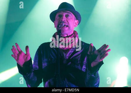 Tommaso Cerasuolo lead-Sänger von Perturbazione, eine italienische Rock-Band, live-Konzert auf der Bühne des "Star 2014 Free Festival" in Turin. Stockfoto