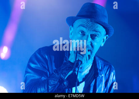 Tommaso Cerasuolo lead-Sänger von Perturbazione, eine italienische Rock-Band, live-Konzert auf der Bühne des "Star 2014 Free Festival" in Turin. Stockfoto