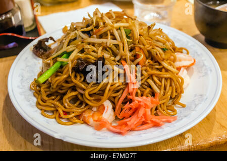 Sauce gebratene Nudeln Yakisoba, japanisches Essen Stockfoto